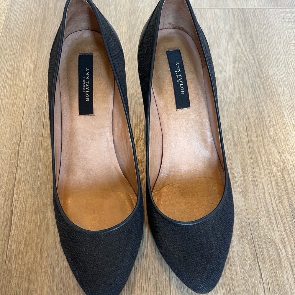 Ann Taylor classic canvas pumps, Size 6